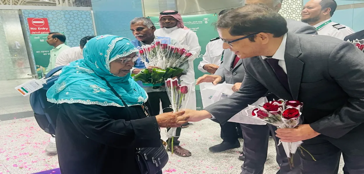 Indian Counsel General Shahid Alam welcoming the Indian pilgrims in Saudi Arabia