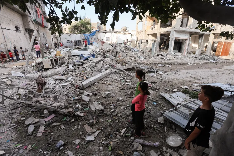  Palestinian children stand at the site of an Israeli strike on a house, amid the Israel-Hamas conflict, in the Maghazi refugee camp in the central Gaza Strip.