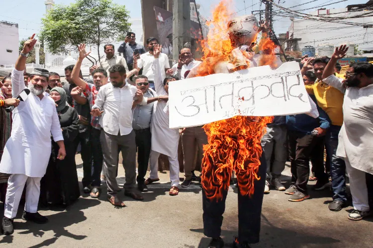  Congress MLA Arif Masood along with supporters burn an effigy during a protest over the Pahalgam terrorist attack, in Bhopal on Wednesday. (File photo)