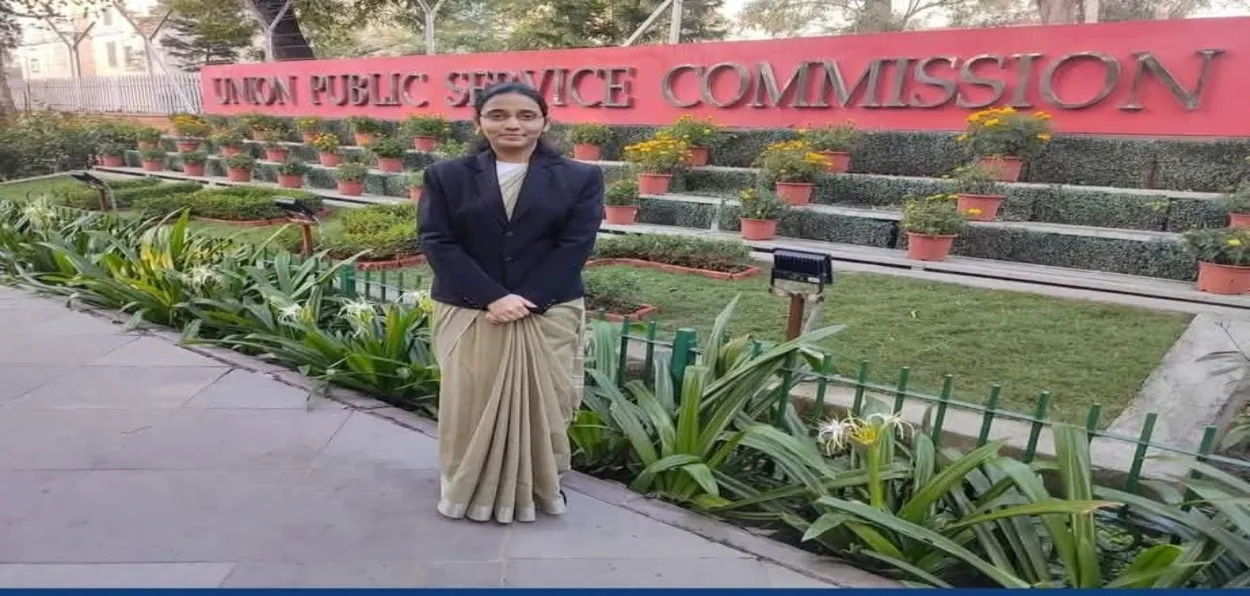 Farkhanda Qureshi of Balaghat, Madya Pradesh, outside UPSC office in Delhi