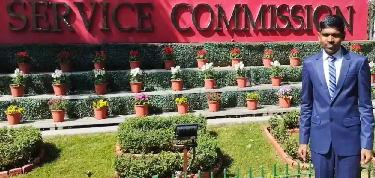 Hanumanthappa Nandi posing in front of the UPSC office in New Delhi