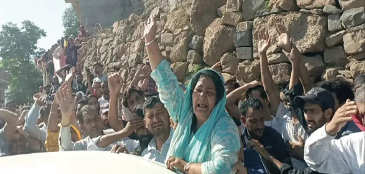An elderly Pakistani woman who lived in Poonch for 40 years leaving for Pakistan