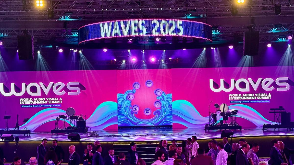 https://www.awazthevoice.in/upload/news/1746085906PM_Modi_hails_Indian_cinema’s_global_legacy_at_WAVES_2025...jpg