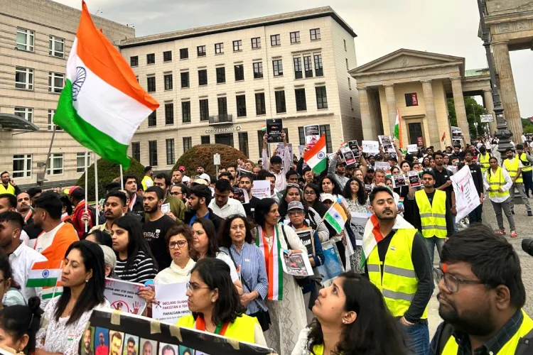 Indians protesting against Pakistan 's complicity in the Pahalgam attack in berlin