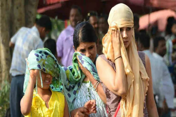 Pedestrians feel the heat of April in Delhi