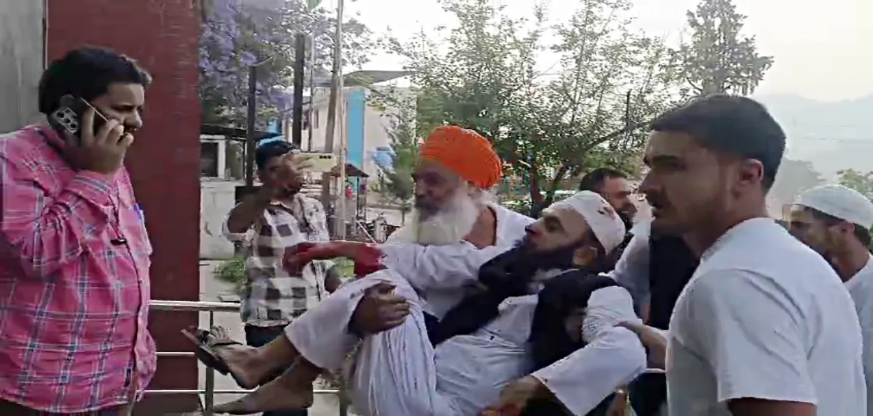 Locals injured in Pakisatni Army shelling being in Poonch being shifted to hospital