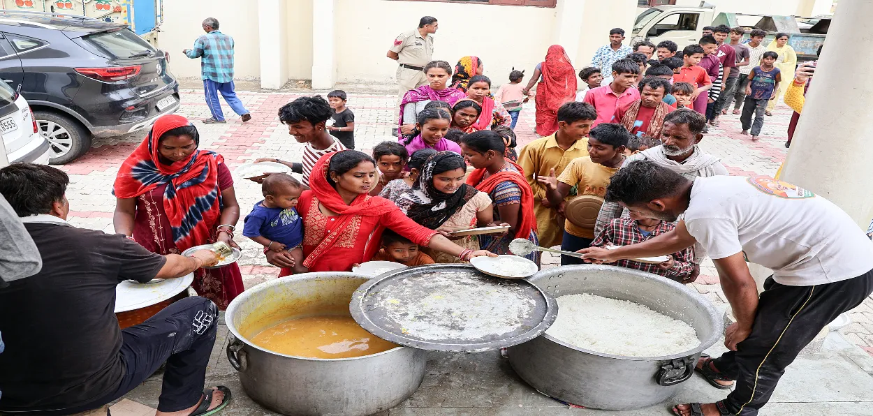 People who have shifted from border area being served food at Misriwalla, Jammu, J&K