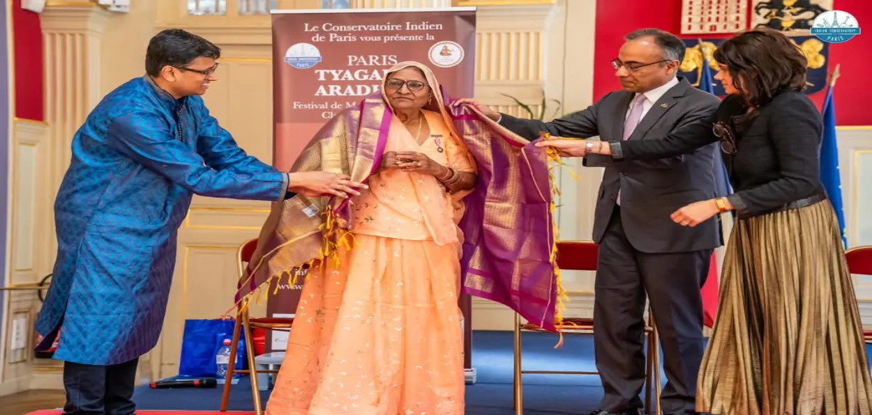 Begum Batool being felicitated by Thjyagaraja Academy in Paris