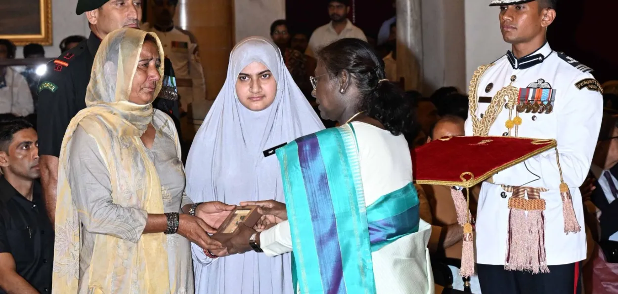 Wife and mother of Niak Dilwar Khan receiving Kirti Chakra from President Murmu