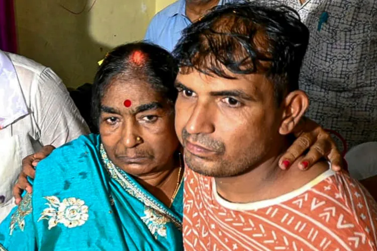 BSF jawan  Purnam Kumar Shaw with his mother after reaching home