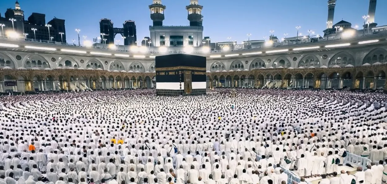 Muslims performing Hajj at Kabba Sharif