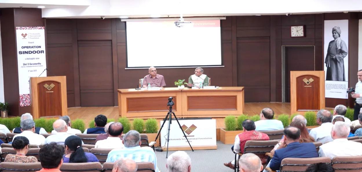 Dr. Arvind Gupta, Director of VIF (left) and Chairman, VIF, S. Gurumurthy (Right)