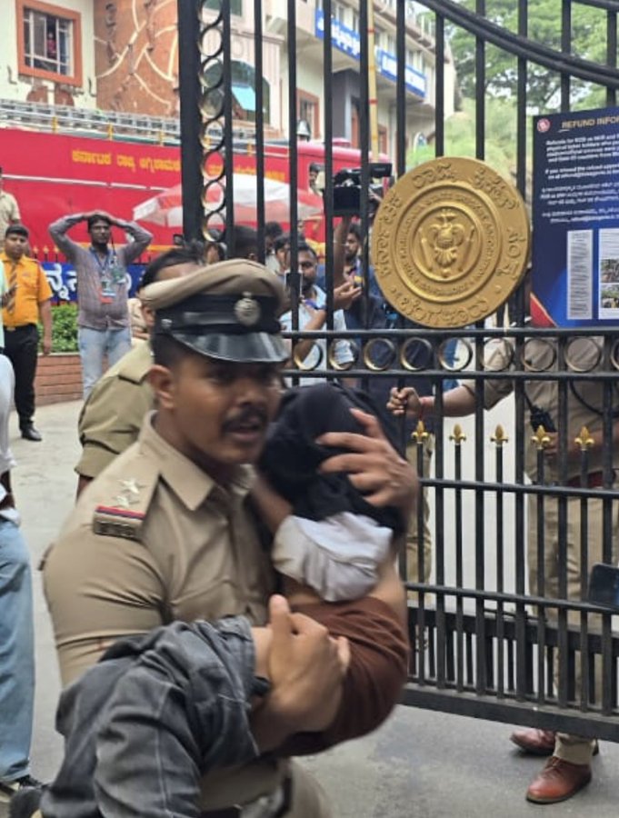 https://www.awazthevoice.in/upload/news/1749041680stampede.jpeg