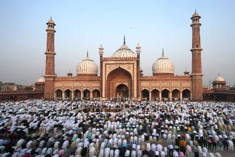 Devotees gather at Jama Masjid to offer namaz