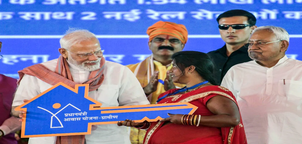 Prime Minister Narendra Modi presenting a symbolic key of a house to a beneficiary of Pradhan Mantri Awas Yojana- at a public meeting in Madhubani, Bihar