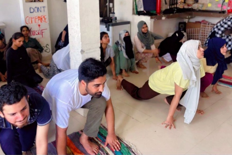 https://www.awazthevoice.in/upload/news/1750505307yoga_day.jpg
