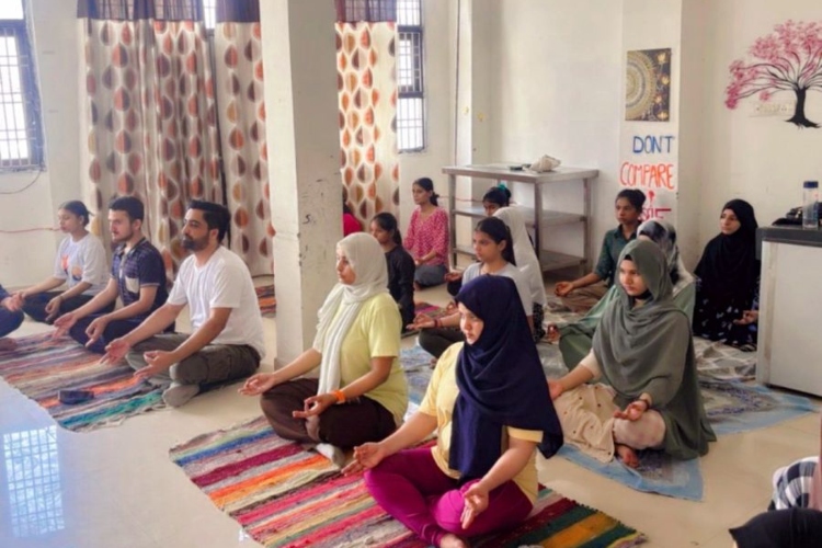 https://www.awazthevoice.in/upload/news/1750505326yoga_day_1.jpg