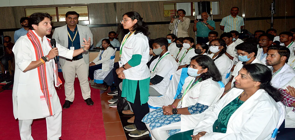 Civil Aviation Jyotiraditya Scindia interacts with the students  at the 'Yuva Samvada', at Bengaluru