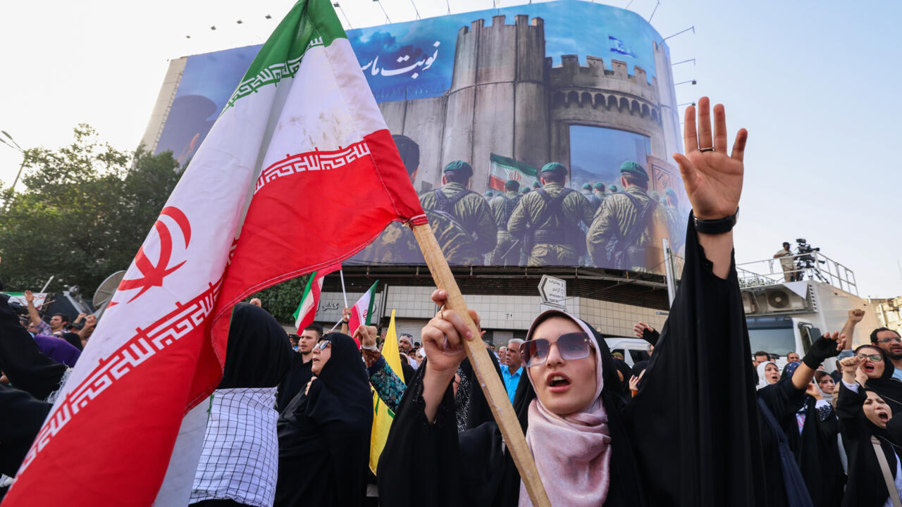 https://www.awazthevoice.in/upload/news/1751092645Iran_woman_protesting.jpg