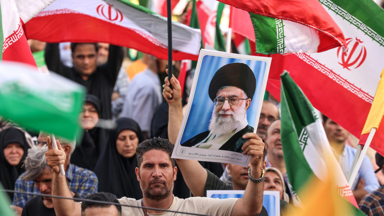 https://www.awazthevoice.in/upload/news/1751092820khomeini.jpg