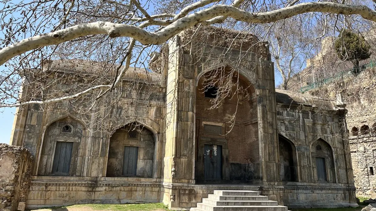 https://www.awazthevoice.in/upload/news/1751094157Mullah_Shah_Mosque_kashmir.webp