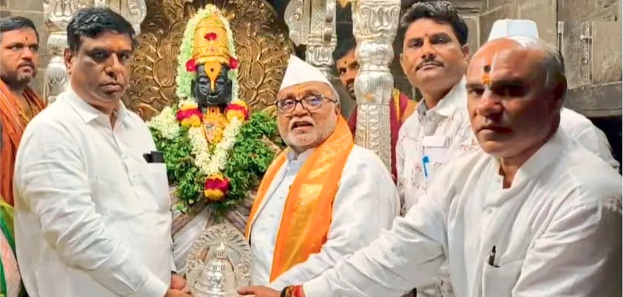 Gani Sayyad offering a 1 kg silver crown to the deity of Vitthal Temple at Phandarpur