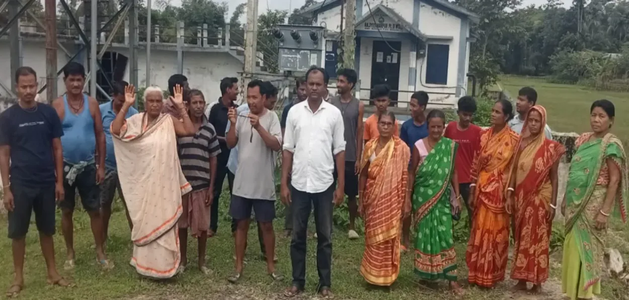 Residents of Rajeshwarpur village protesting against authorities against defunct water supply