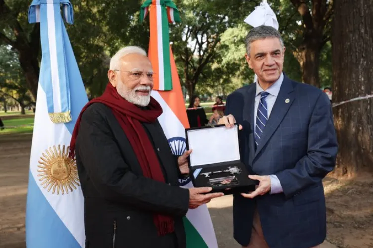 Prime Minister Narendra Modi receiving the key toCity of Buenos Aires from  Jorge Macri, Chief of the City Government of Buenos Aires