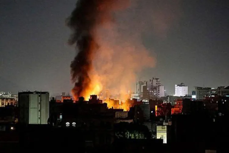 Fire in a building in Sanna after an Israeli airstrike against Houthis 