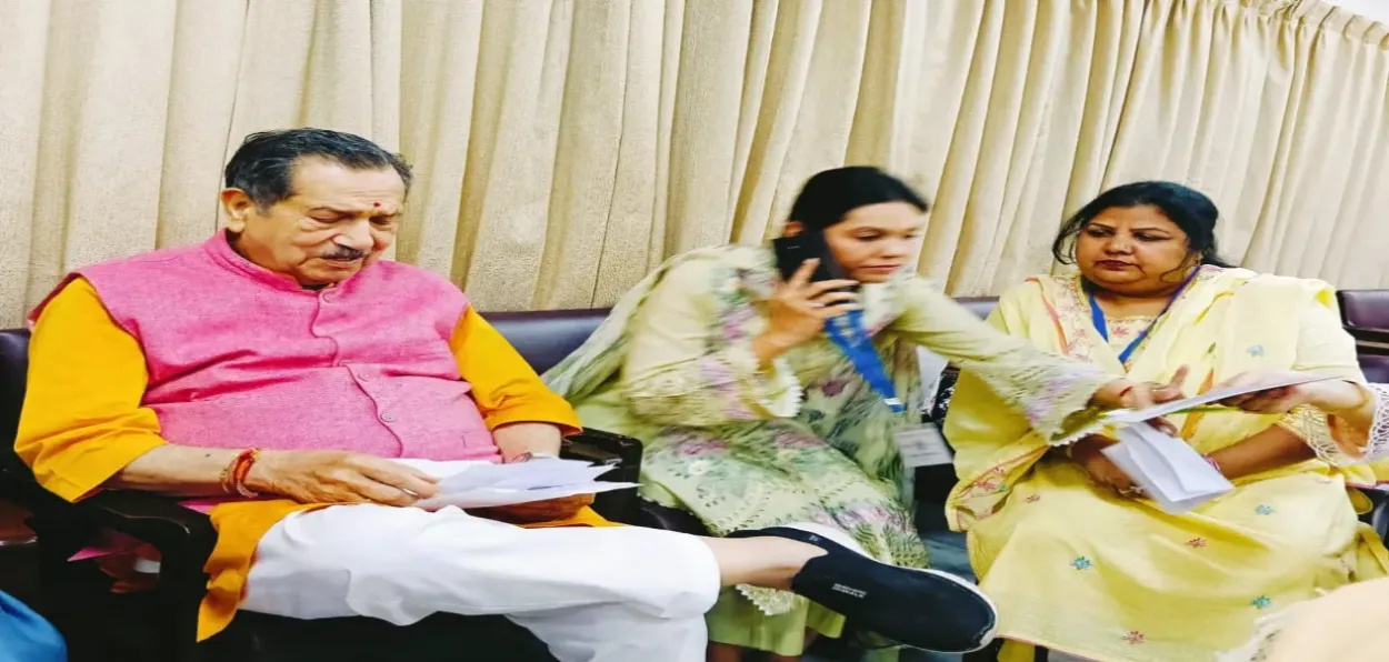 Shamim Bano (Extreme right) with Indresh Kumar and Shalini Ali