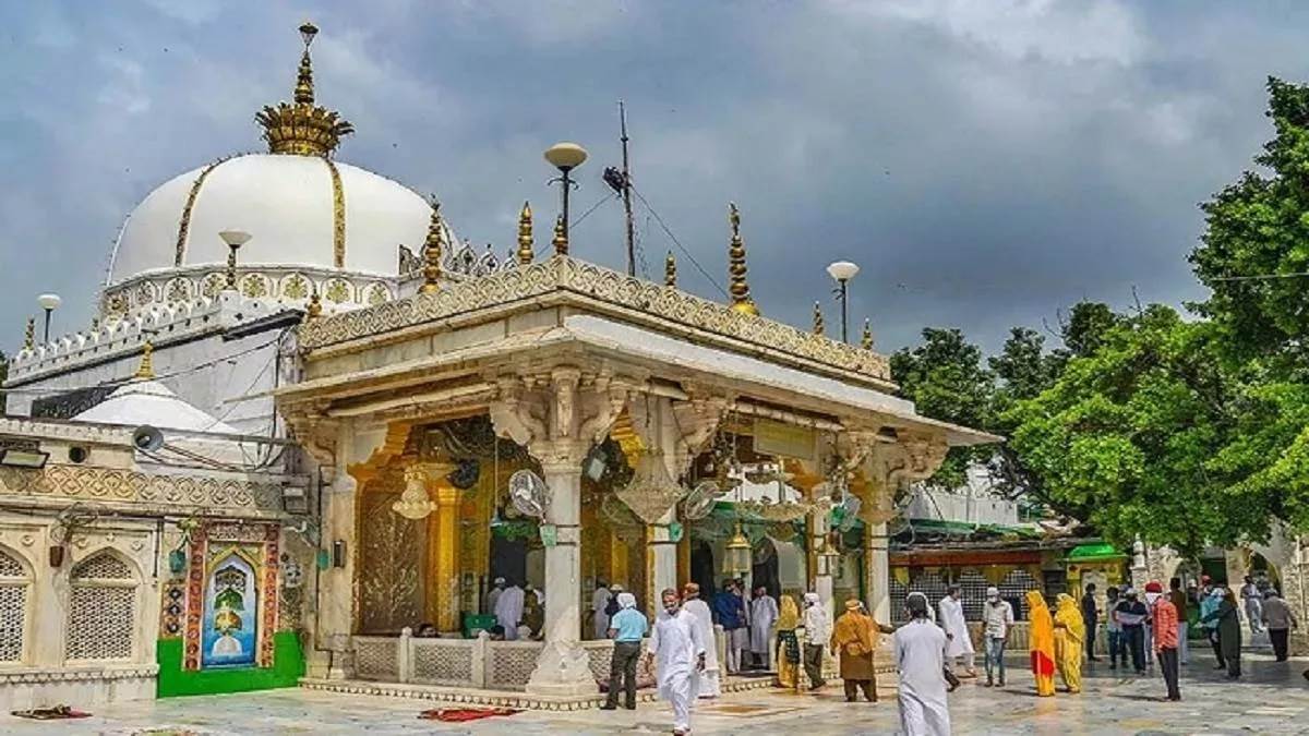 https://www.awazthevoice.in/upload/news/1752321054Khwaja_Moinuddin_Chishti_in_Ajmer.jpg