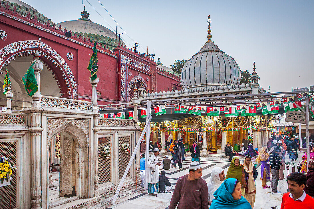 https://www.awazthevoice.in/upload/news/1752322104nizamuddin_dargah.jpg