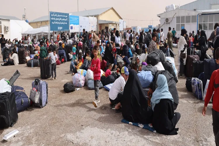 Afghan families who recently arrived from Iran gather at a border crossing in Herat Province, Afghanistan (UNHRC)