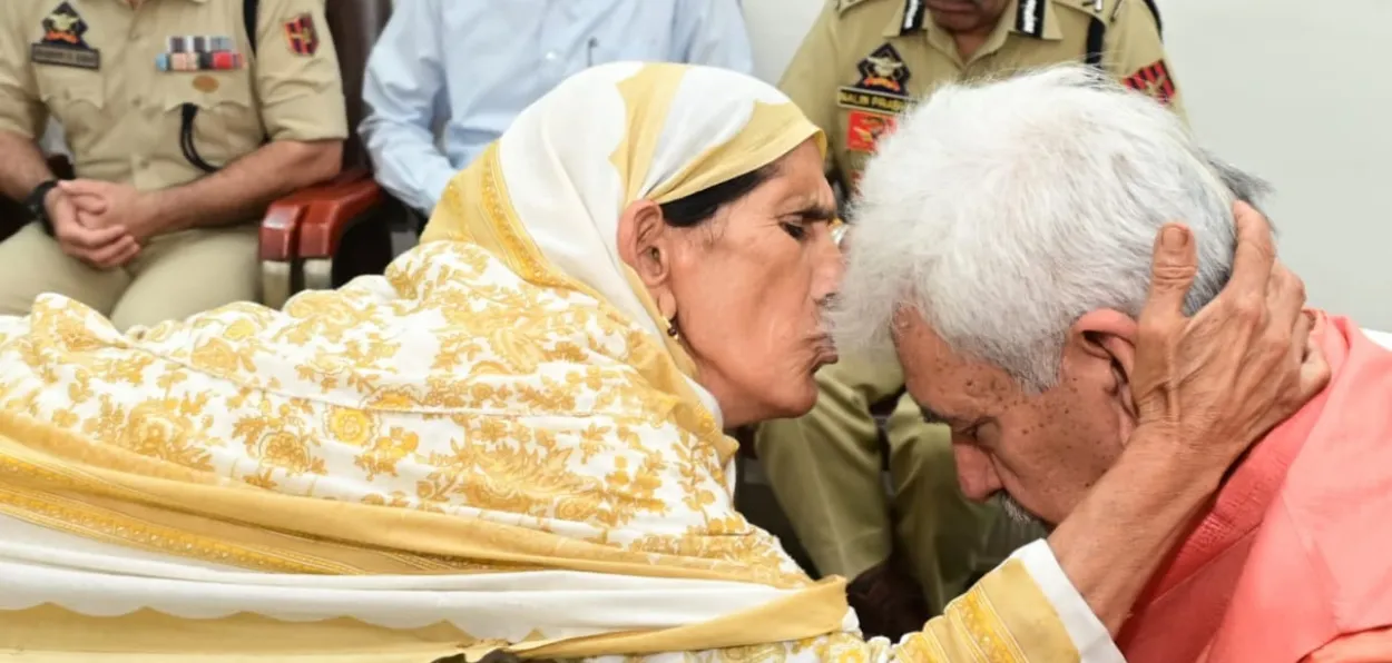A woman who lost four members of her family to terrorists' bullets kissing forehead of J&K LG Manoj Sinha to bless him