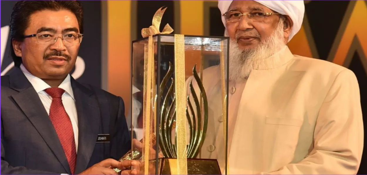 Grand Mufti Sheikh Abubakr Ahmad receving the OIC award from a Malaysian Minister (Wikepedia)