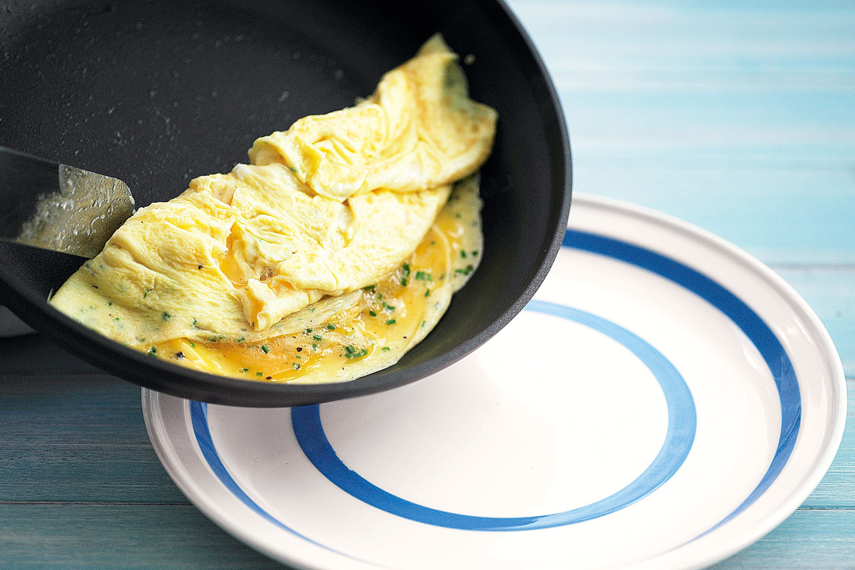https://www.awazthevoice.in/upload/news/1752827292classic-omelette-11990-1.jpg
