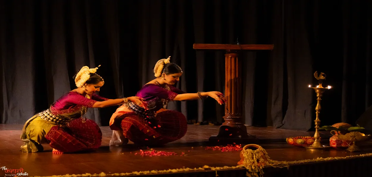 Ann Afreen and Shimran Zanam offering pushpanjali at the beginning of their dance performance