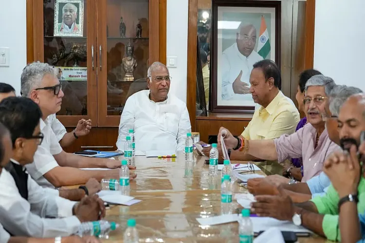 INDIA Bloc leaders in a meeting before the parliament session