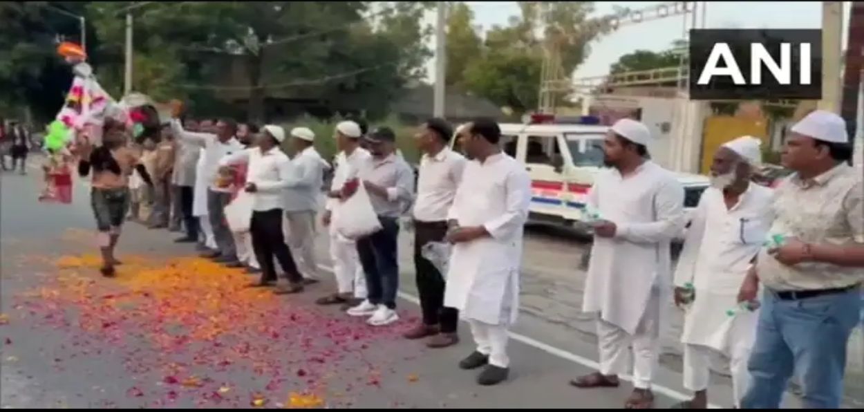 Muslim community welcomed Kanwariyas in Amroha, presented an example of Ganga-Jamuni culture