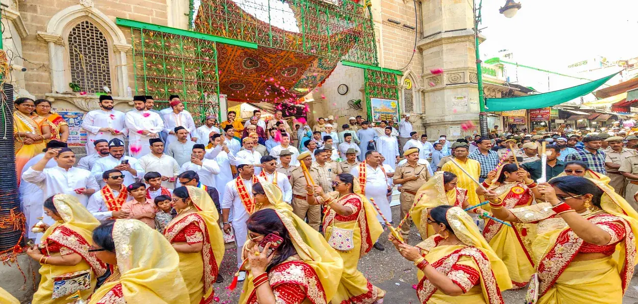 Muslim men showering petals on devotees during Navratri festival in Thane, Mumbai 