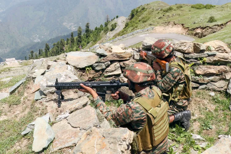 Army personnel keep vigil as they patrol the area along Line of Control following security heightening (file)