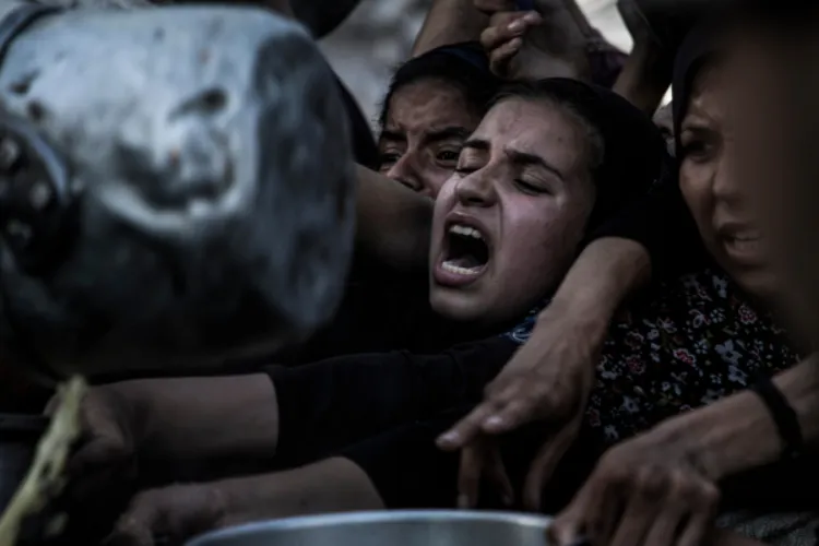 Palestinians seeking food (UNICEF)
