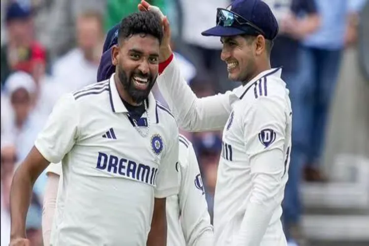 Indian Cricketer Mohammed Siraj (left)
