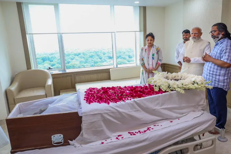 PM Modi with Jharkhand CM Hemant Soren as he pays his respects to Shibu Soren