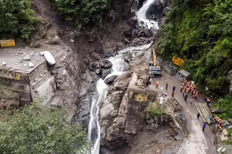  SDRF assists BRO personnel in restoration work after the road was blocked due to the collapse of the high bridge three km ahead of Gangnani, in Uttarkashi (file)