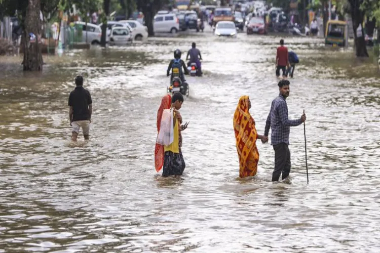 rainfall leads to water logging on major roads in Delhi