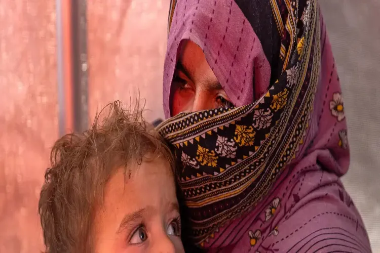 An Afghan woman with her child who has returned from Pakistan Courtesy: Photo: UN Women/Sayed Habib Bidell
