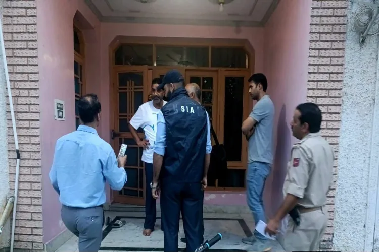 SAI personeel conducting raid at the home of a JKLF militant