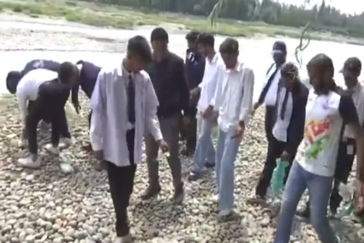 Students participating in the cleanliness drive in Pahalgam (file)