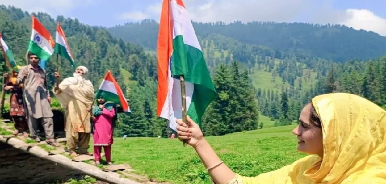 Kashmiri women waving tricolour 